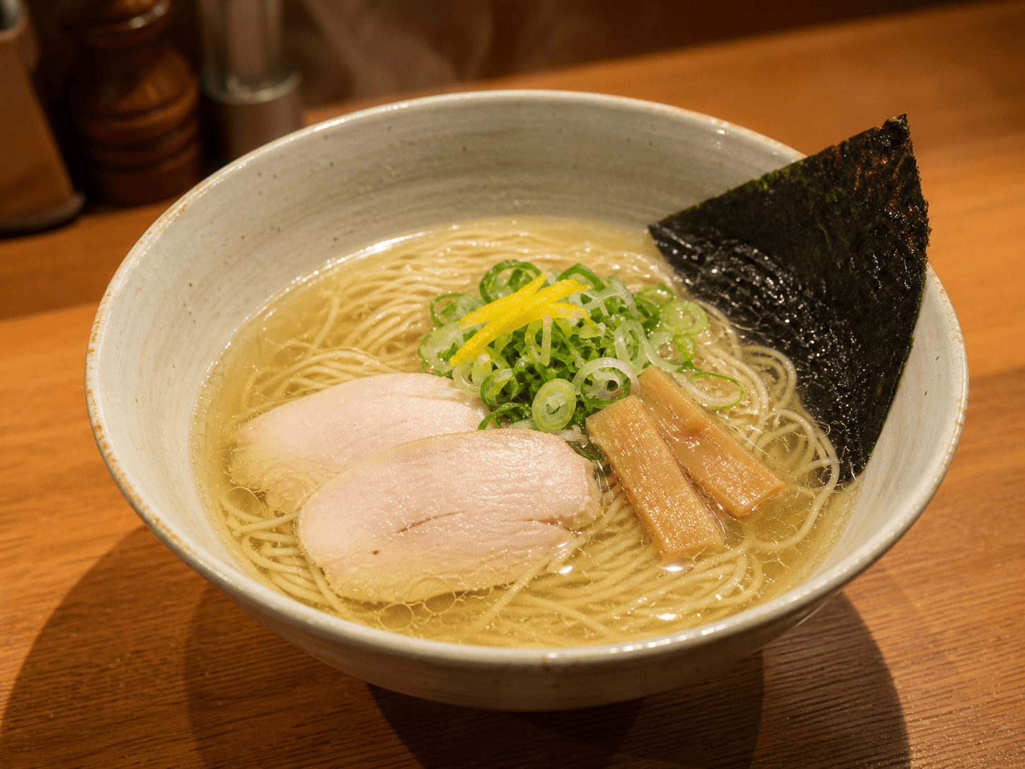 煮干し香る黄金塩ラーメン